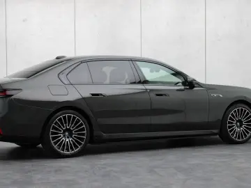 BMW M760e xDrive  Excl. Lounge  B&W  Sky L. Massage