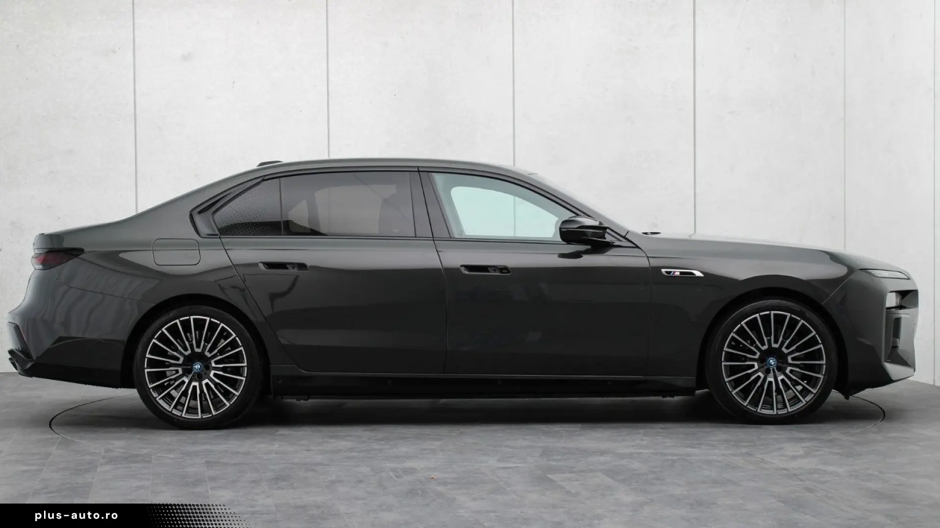 BMW M760e xDrive  Excl. Lounge  B&W  Sky L. Massage
