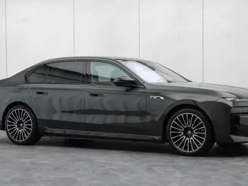 BMW M760e xDrive  Excl. Lounge  B&W  Sky L. Massage