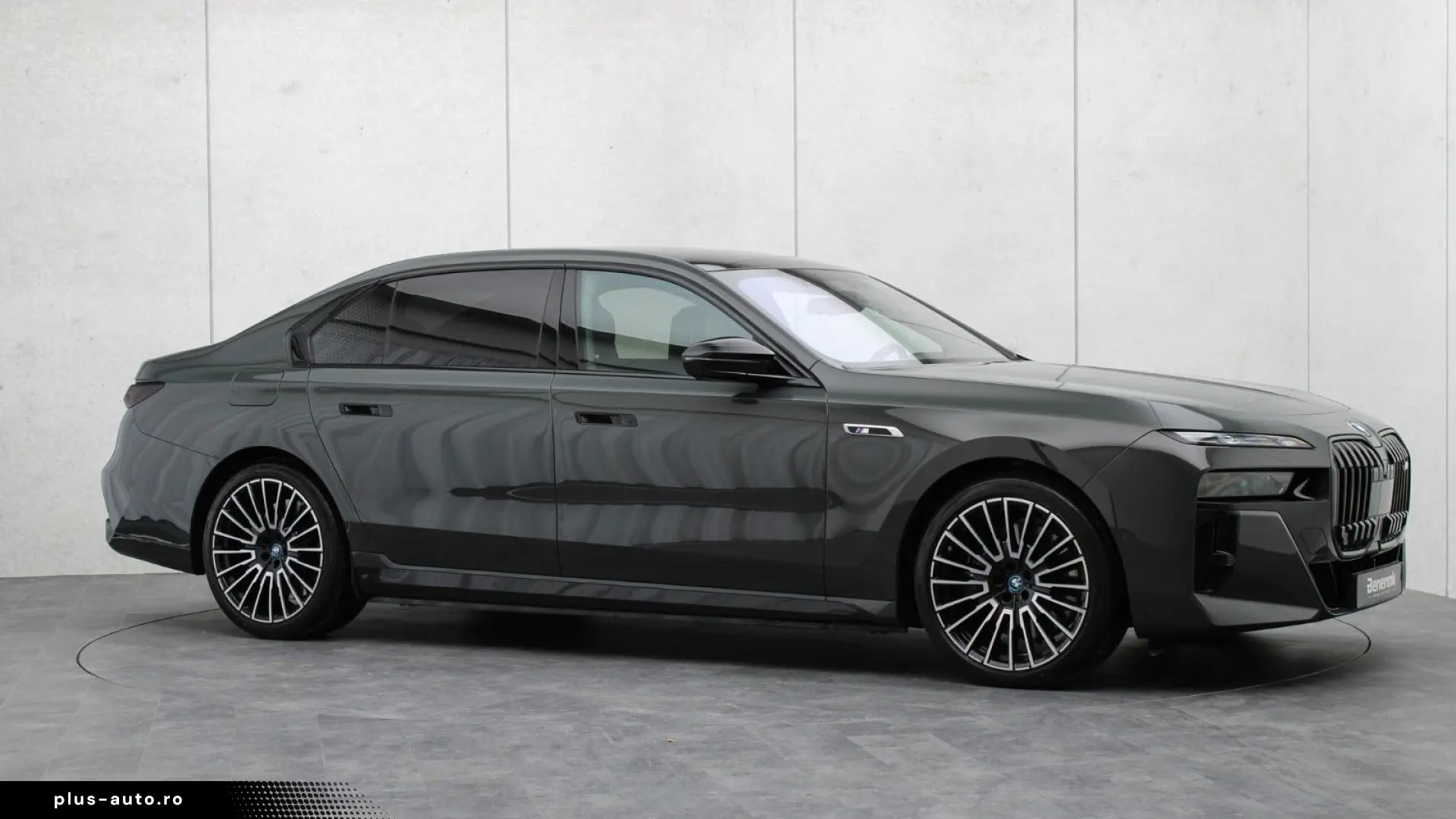 BMW M760e xDrive  Excl. Lounge  B&W  Sky L. Massage