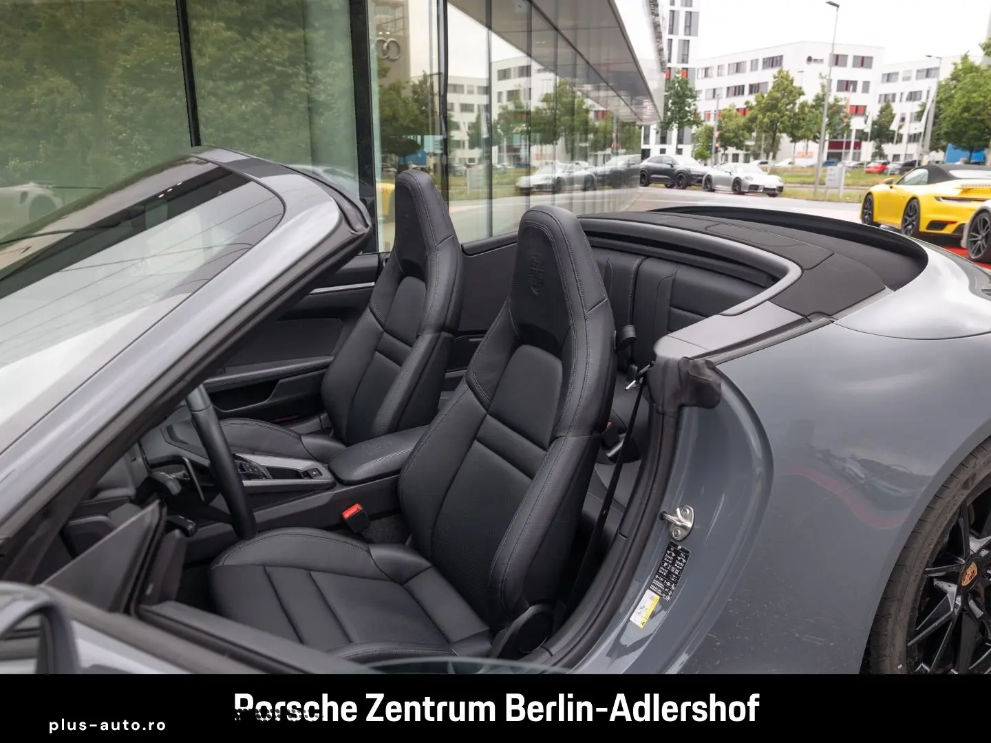 PORSCHE 992 911 Carrera Cabrio Sportabgas Surround View