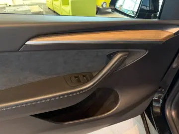 TESLA Model Y Long Range Dual AWD AHK abnehmbar
