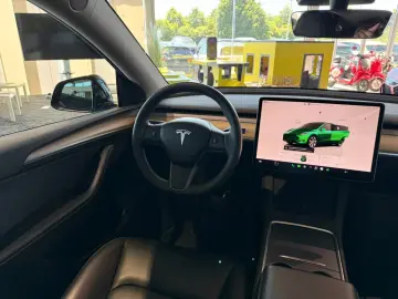 TESLA Model Y Long Range Dual AWD AHK abnehmbar