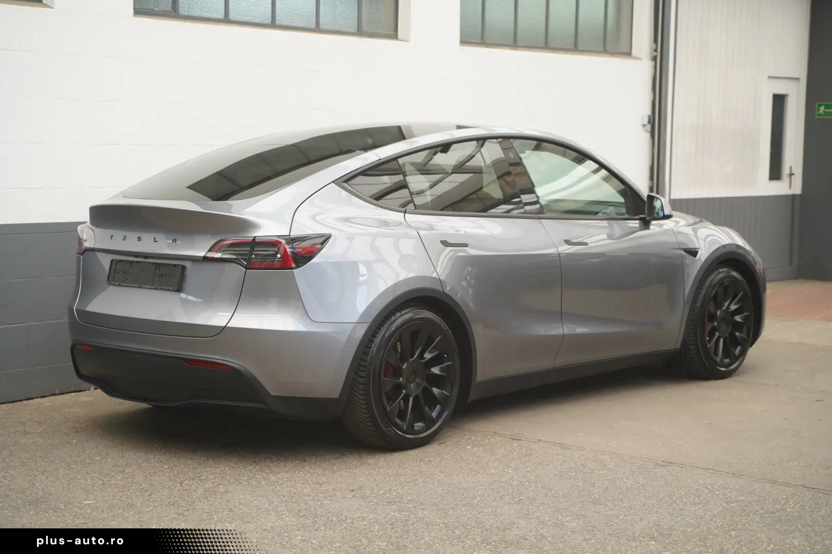 TESLA Model Y Long Range AWD  20-Zoll AHK