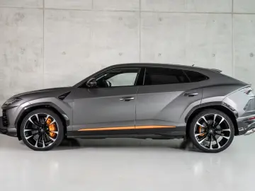 LAMBORGHINI Urus V8 Panorama Full Carbon Akrapovic