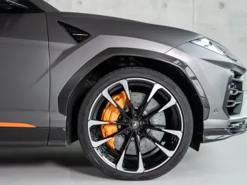 LAMBORGHINI Urus V8 Panorama Full Carbon Akrapovic