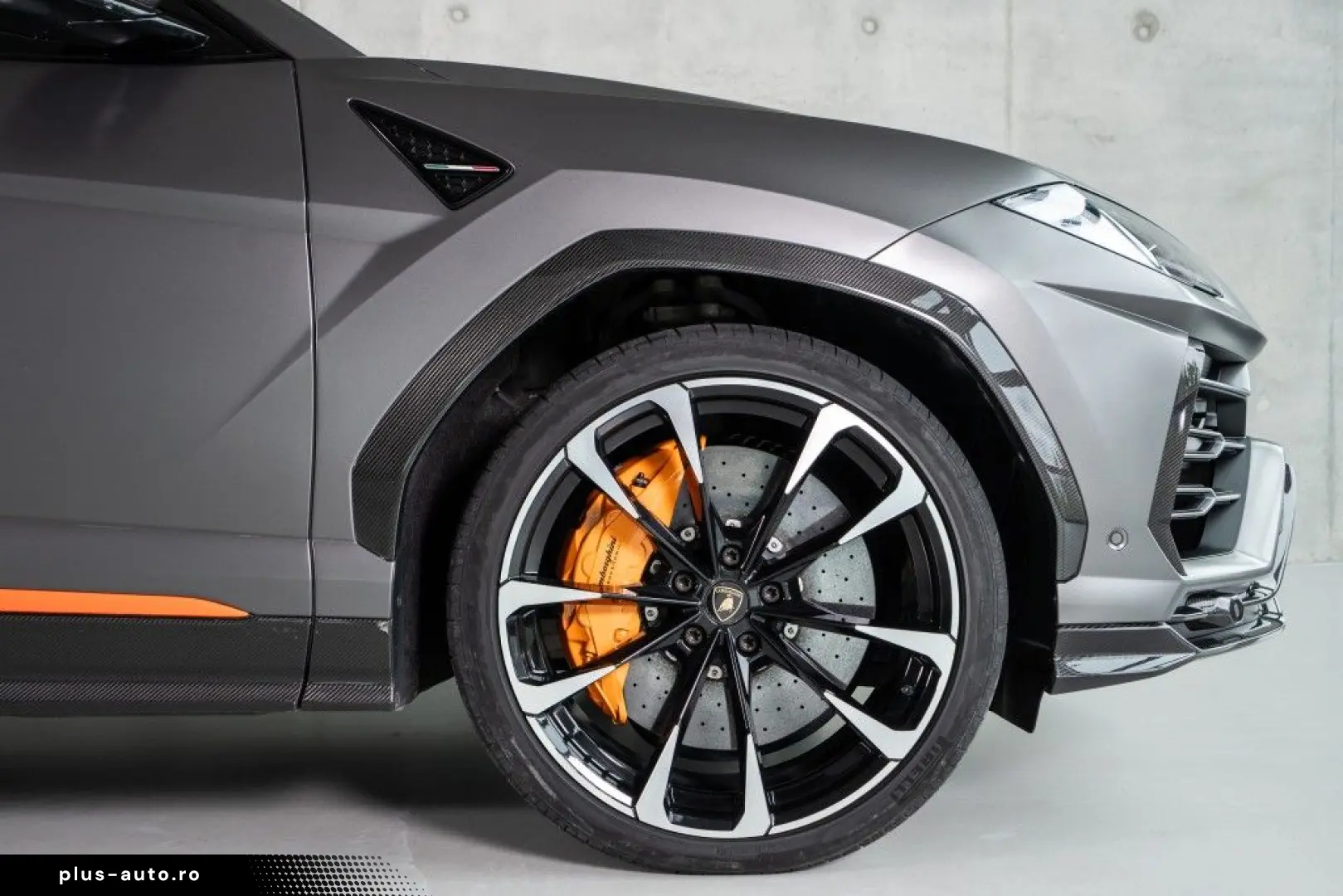 LAMBORGHINI Urus V8 Panorama Full Carbon Akrapovic