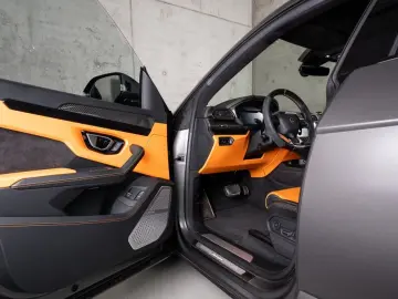 LAMBORGHINI Urus V8 Panorama Full Carbon Akrapovic