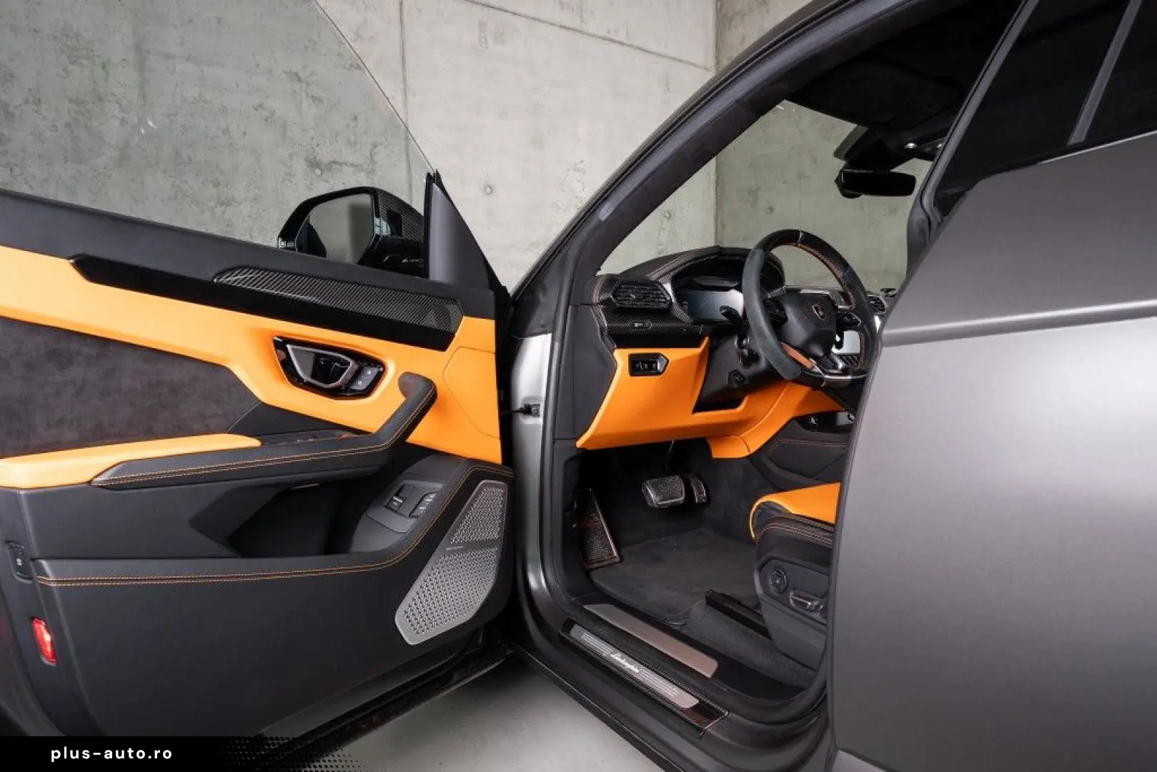 LAMBORGHINI Urus V8 Panorama Full Carbon Akrapovic