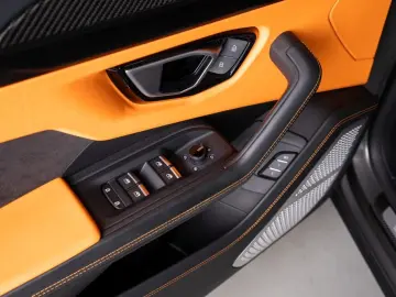 LAMBORGHINI Urus V8 Panorama Full Carbon Akrapovic