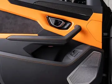 LAMBORGHINI Urus V8 Panorama Full Carbon Akrapovic