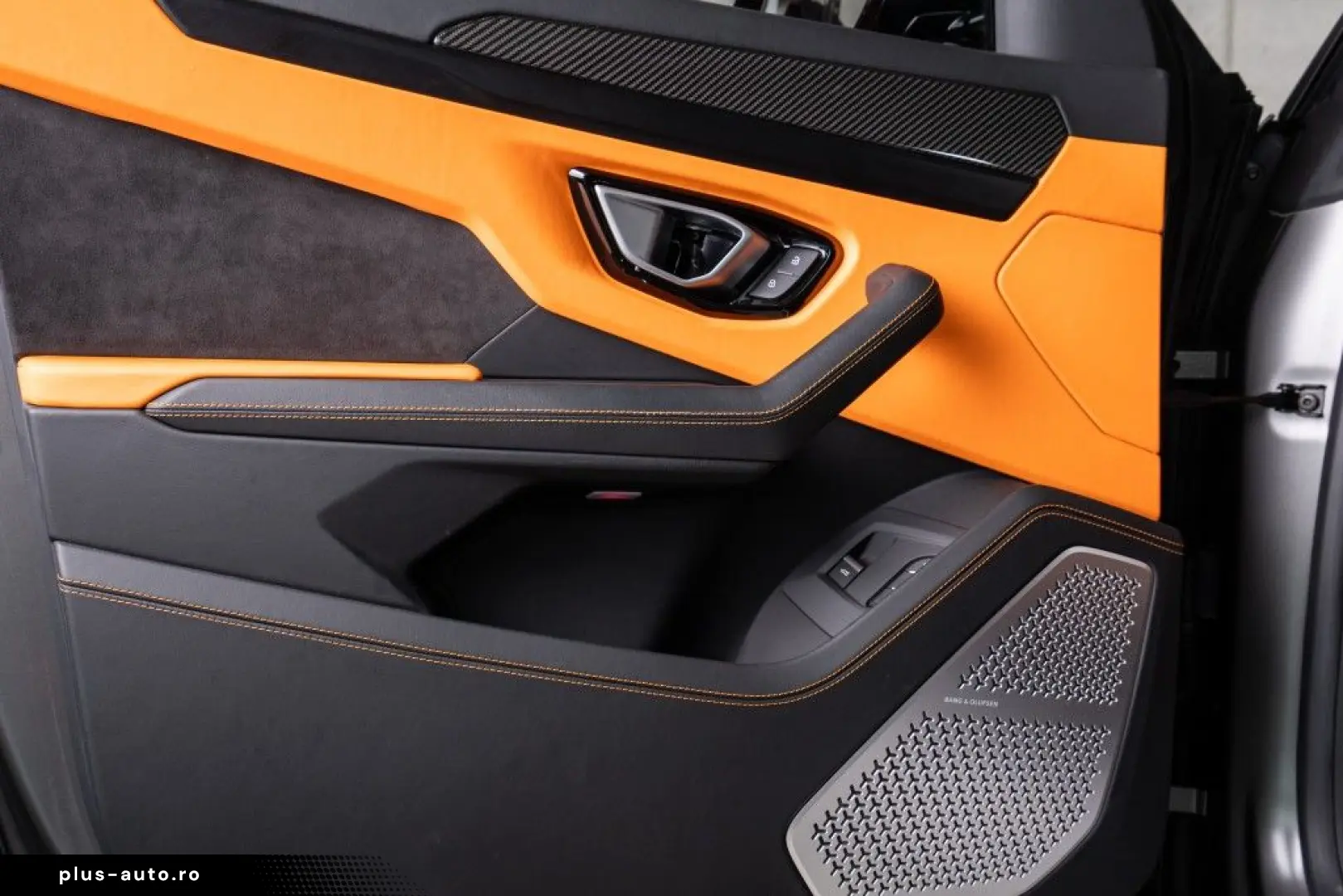 LAMBORGHINI Urus V8 Panorama Full Carbon Akrapovic