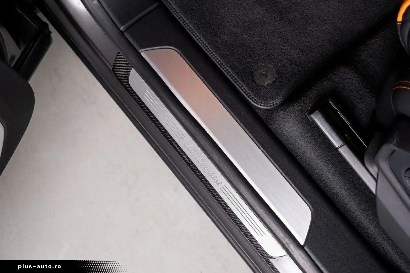 LAMBORGHINI Urus V8 Panorama Full Carbon Akrapovic