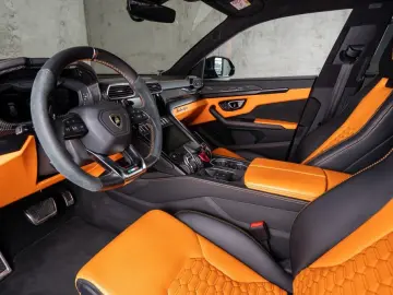 LAMBORGHINI Urus V8 Panorama Full Carbon Akrapovic
