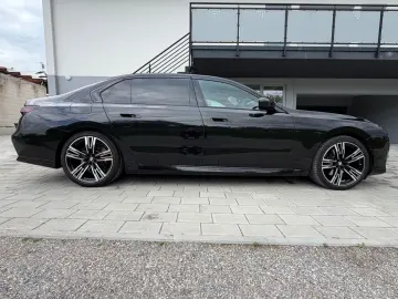 BMW 740d xDrive MSport Chaufer Fondenter Pano B&W