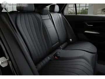 MERCEDES-BENZ E 220 d T AMG Night 360  Pano AHK Stan…