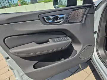 VOLVO XC60 T8 AWD Ultra Dark AHK PANO HUD H K 360  20