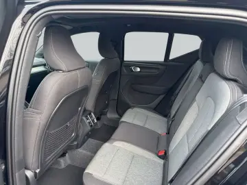 VOLVO XC40 B3 B DKG Plus Black Edition Pano 360 V Priv