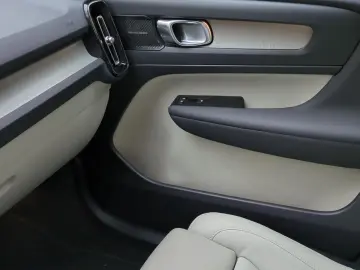 VOLVO XC40 B4 Inscription  360 HK Pano e-Sitze ACC