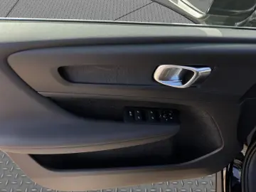 VOLVO XC40 T4 Essential Plug-In Hybrid Navi LED GJR