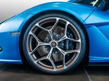 LAMBORGHINI Revuelto