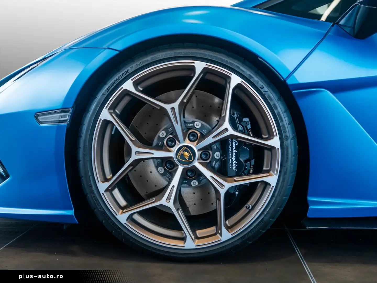 LAMBORGHINI Revuelto
