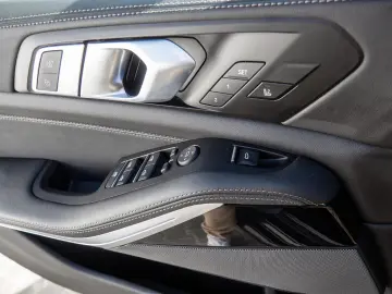 BMW X5 M60i xDrive PRO AHK PANO AKTIVLENK H K NAVI