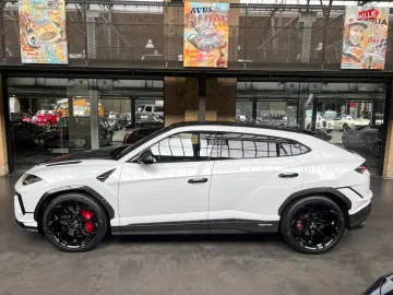 LAMBORGHINI Urus Performante Full Carbon Rear Seat Entertain