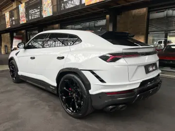 LAMBORGHINI Urus Performante Full Carbon Rear Seat Entertain