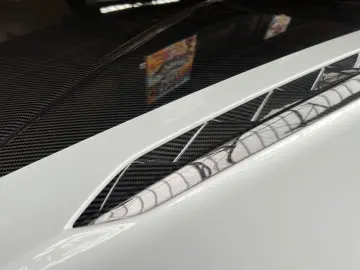 LAMBORGHINI Urus Performante Full Carbon Rear Seat Entertain