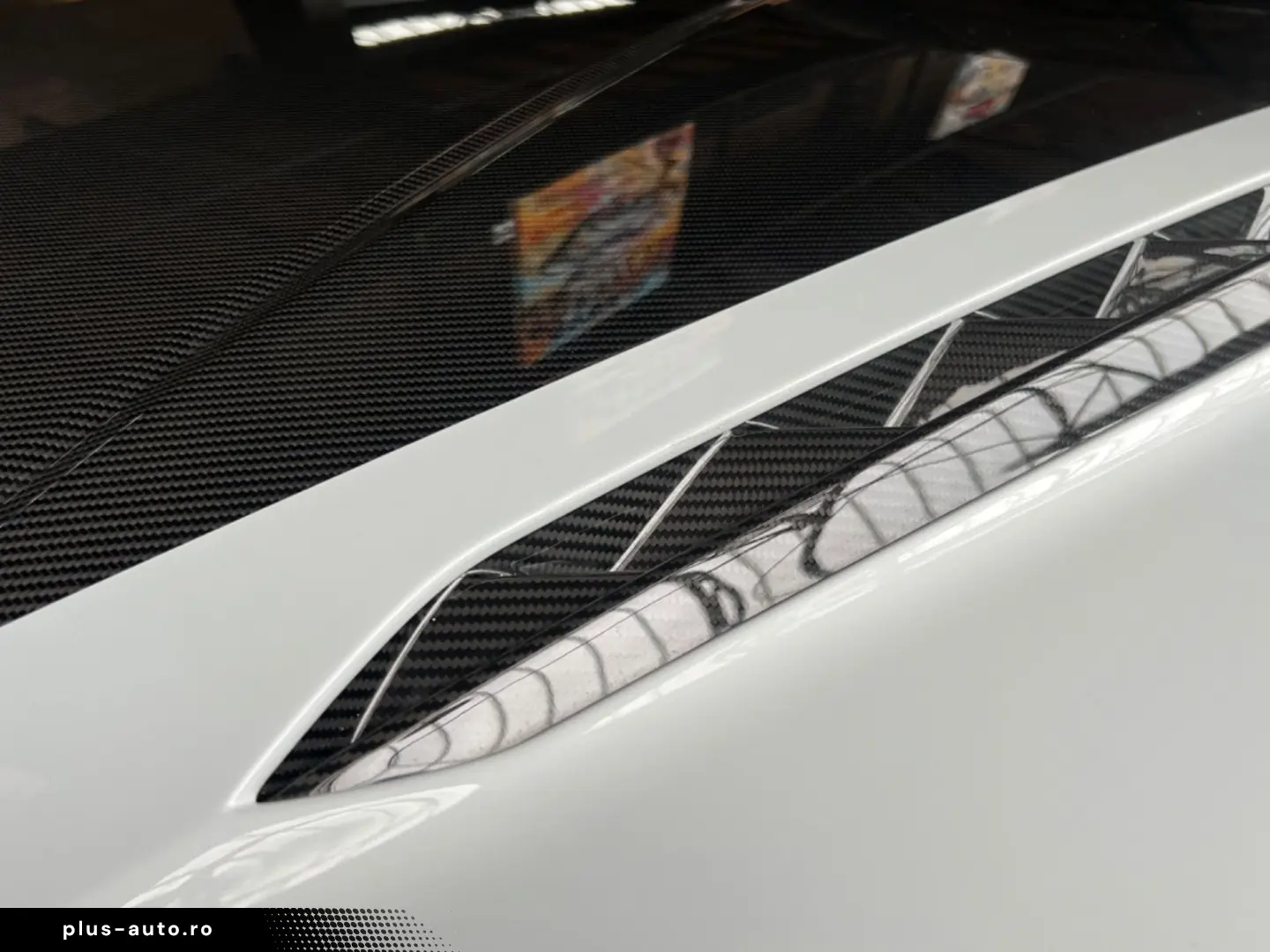 LAMBORGHINI Urus Performante Full Carbon Rear Seat Entertain
