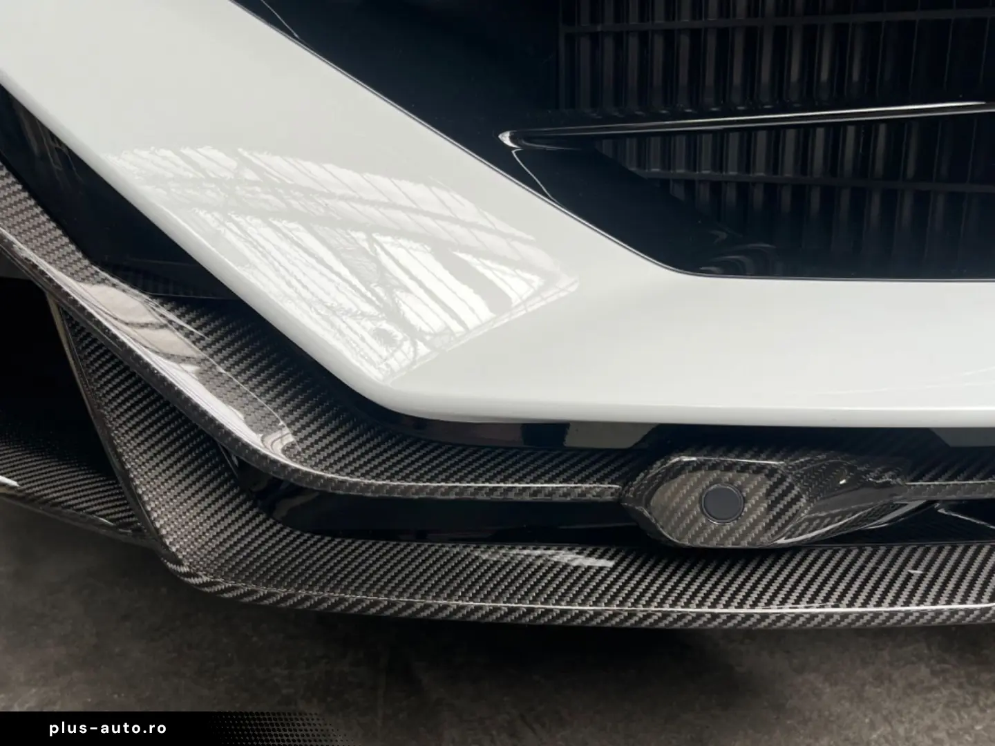 LAMBORGHINI Urus Performante Full Carbon Rear Seat Entertain