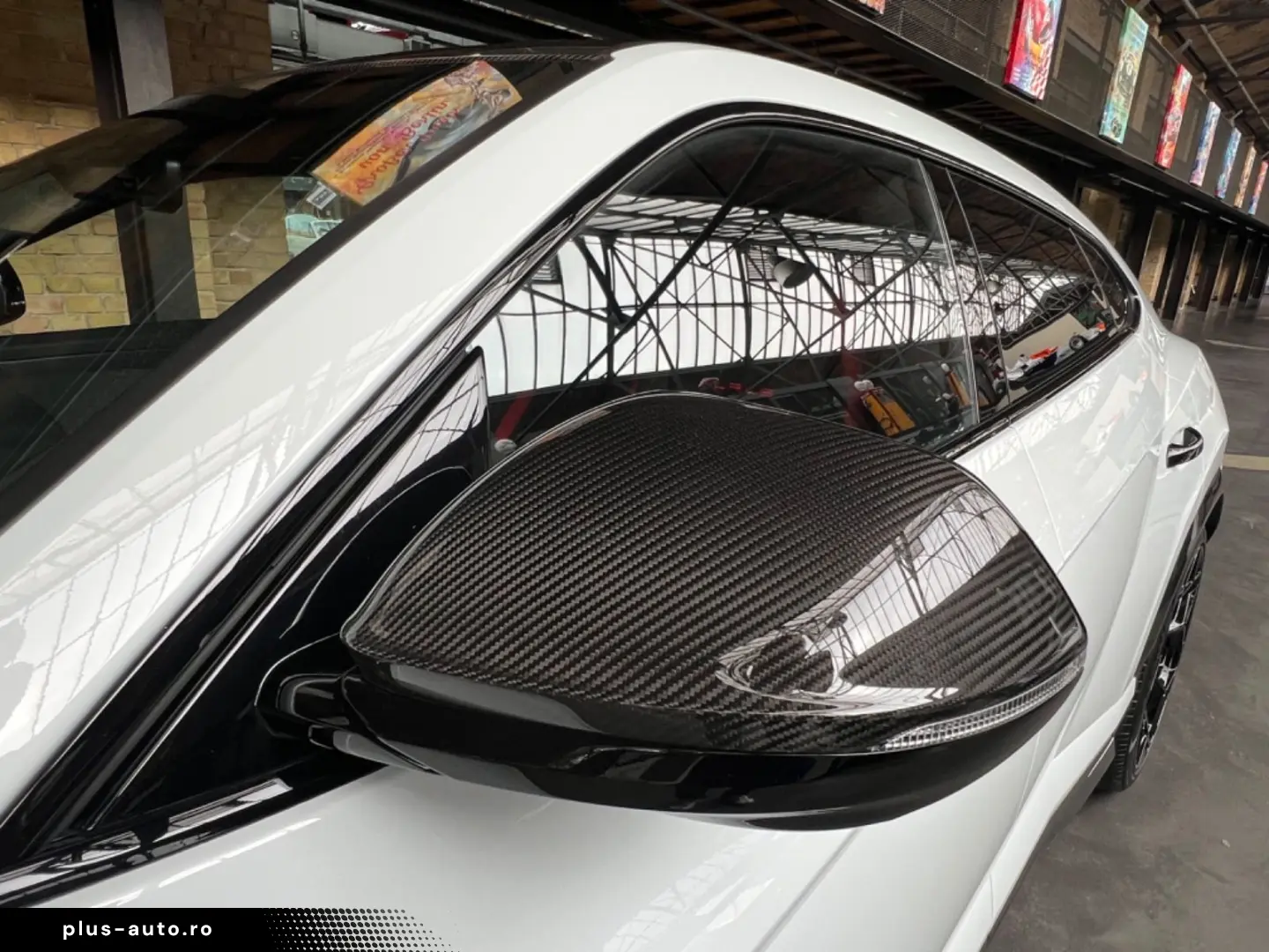 LAMBORGHINI Urus Performante Full Carbon Rear Seat Entertain