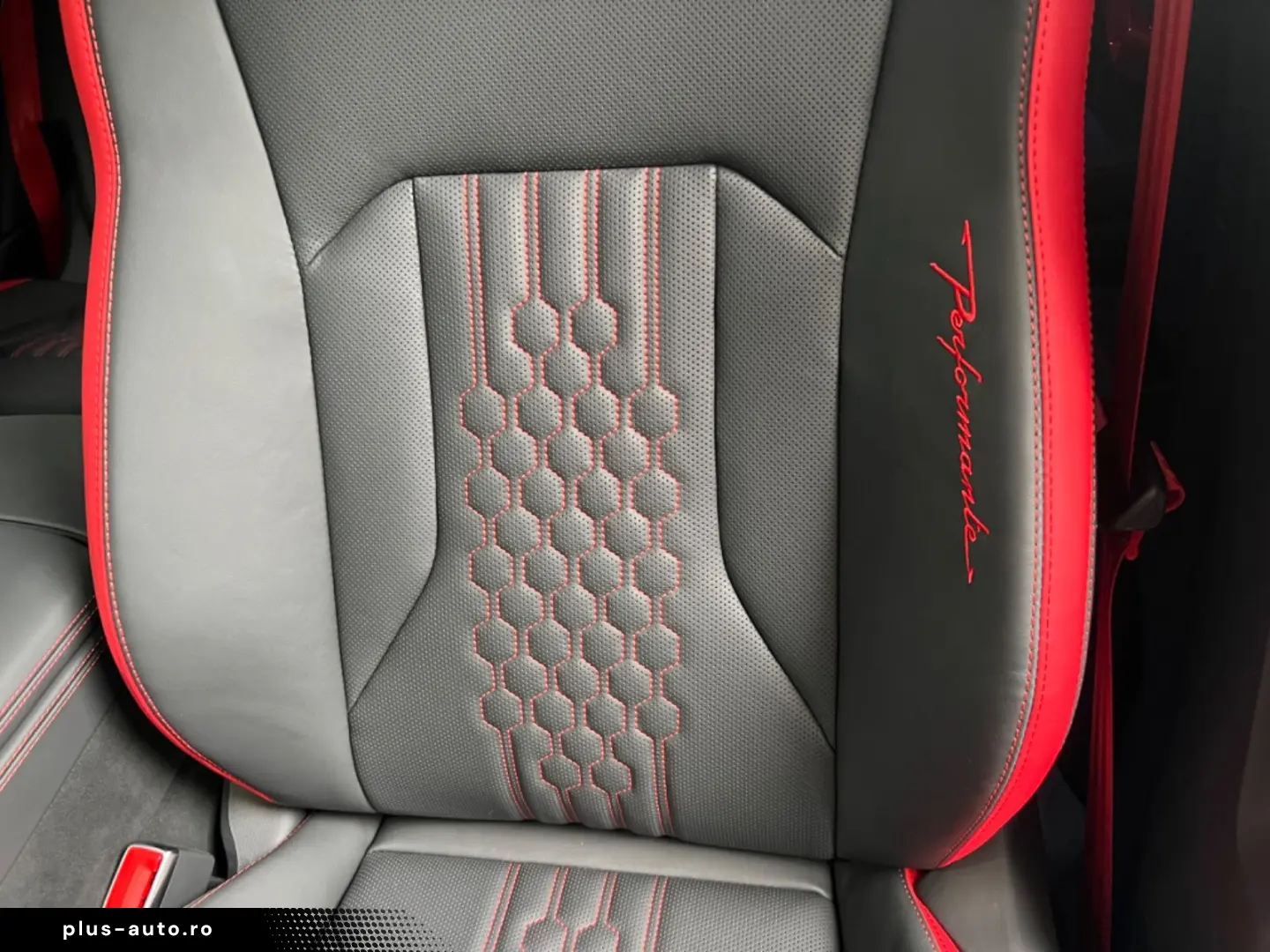 LAMBORGHINI Urus Performante Full Carbon Rear Seat Entertain