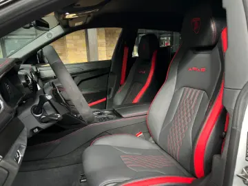 LAMBORGHINI Urus Performante Full Carbon Rear Seat Entertain