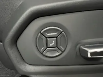 LAMBORGHINI Urus Performante Full Carbon Rear Seat Entertain