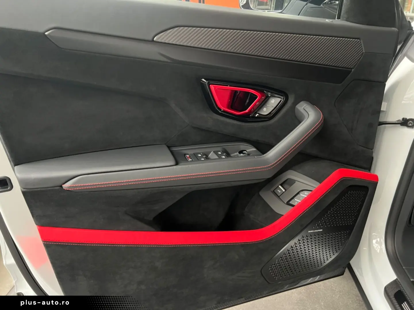 LAMBORGHINI Urus Performante Full Carbon Rear Seat Entertain