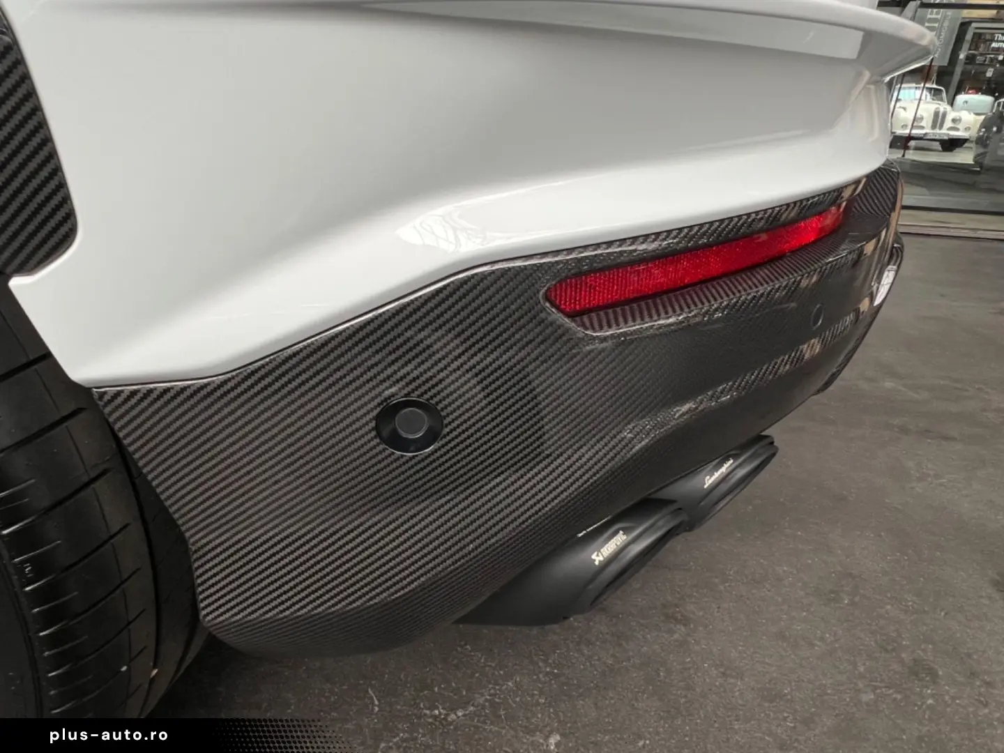LAMBORGHINI Urus Performante Full Carbon Rear Seat Entertain