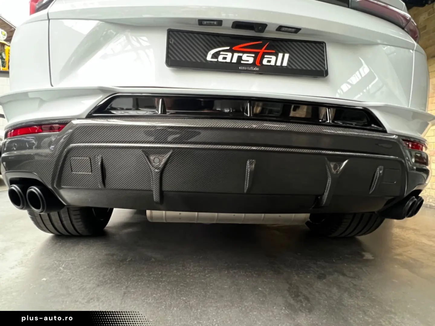 LAMBORGHINI Urus Performante Full Carbon Rear Seat Entertain