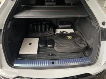 LAMBORGHINI Urus Performante Full Carbon Rear Seat Entertain