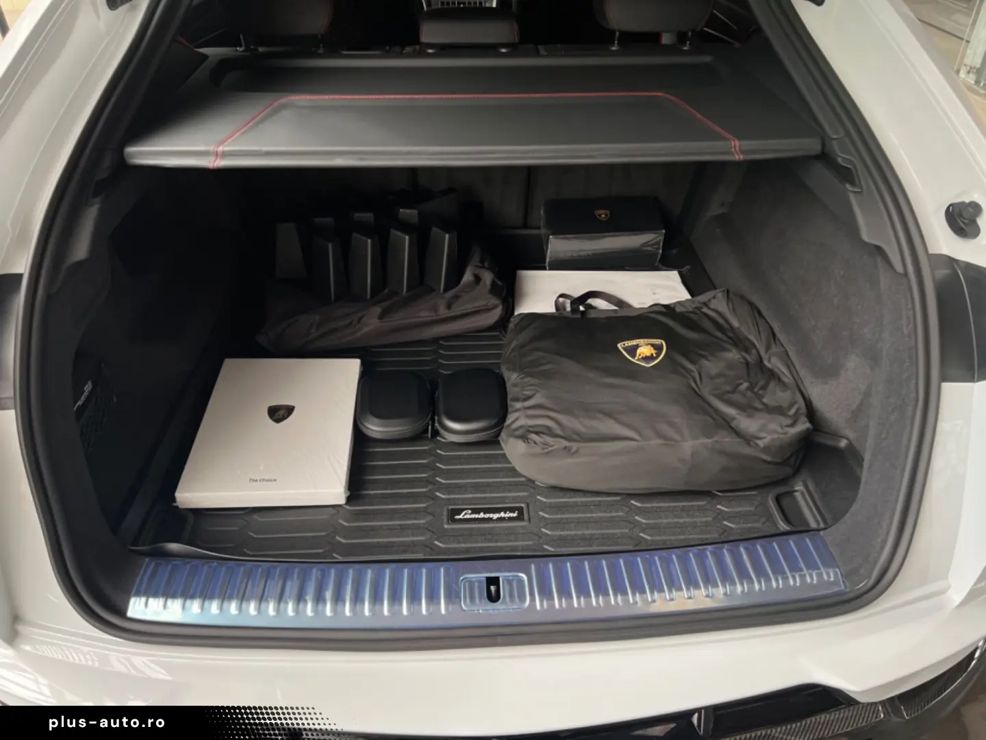 LAMBORGHINI Urus Performante Full Carbon Rear Seat Entertain
