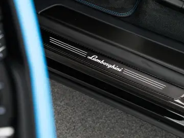 LAMBORGHINI Urus SE MY25   PPF Matt   Akrapovic