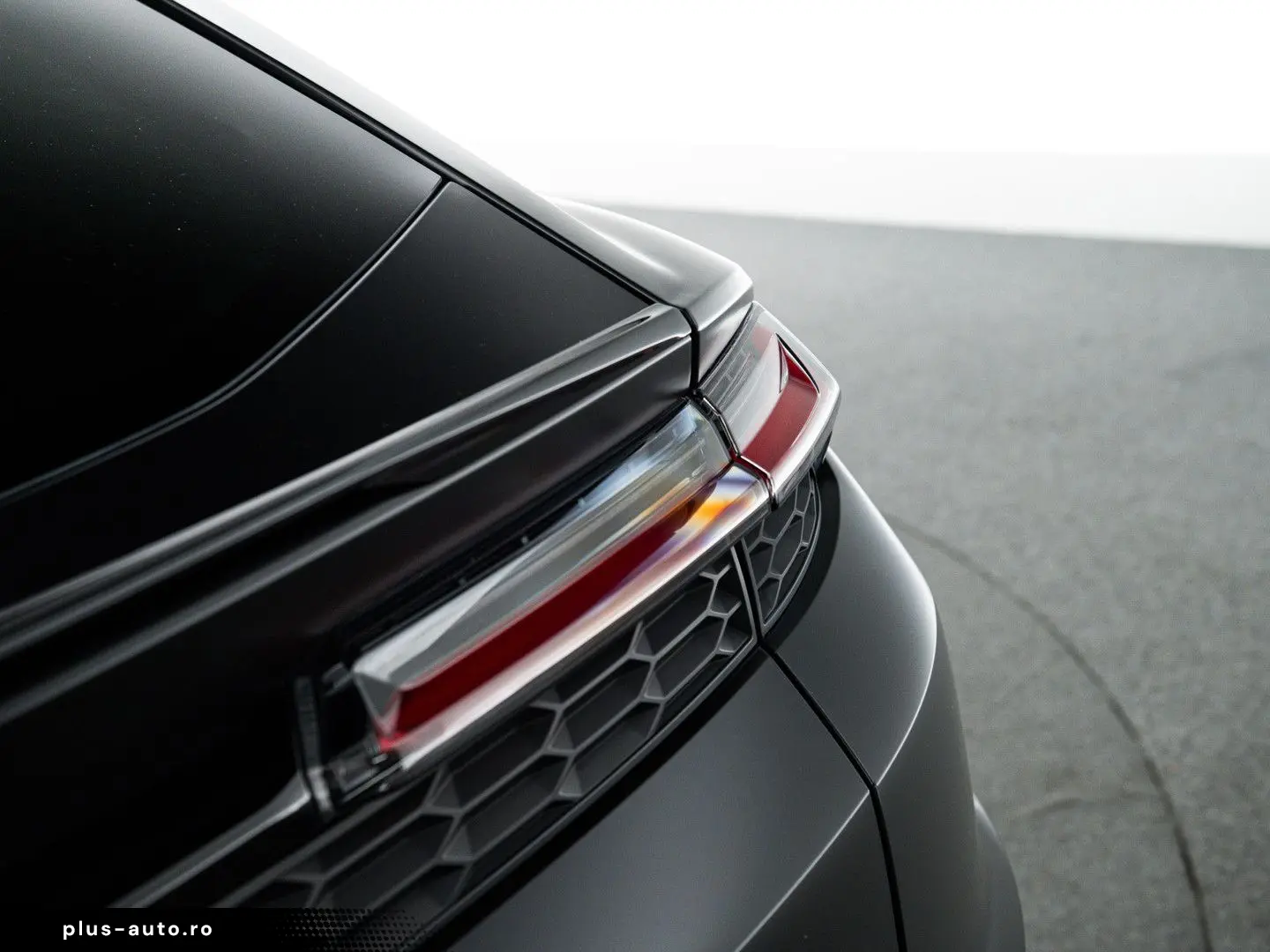 LAMBORGHINI Urus SE MY25   PPF Matt   Akrapovic