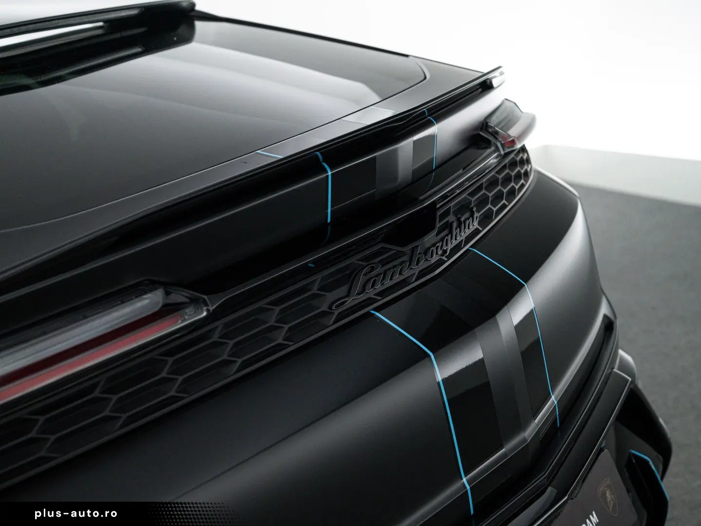 LAMBORGHINI Urus SE MY25   PPF Matt   Akrapovic