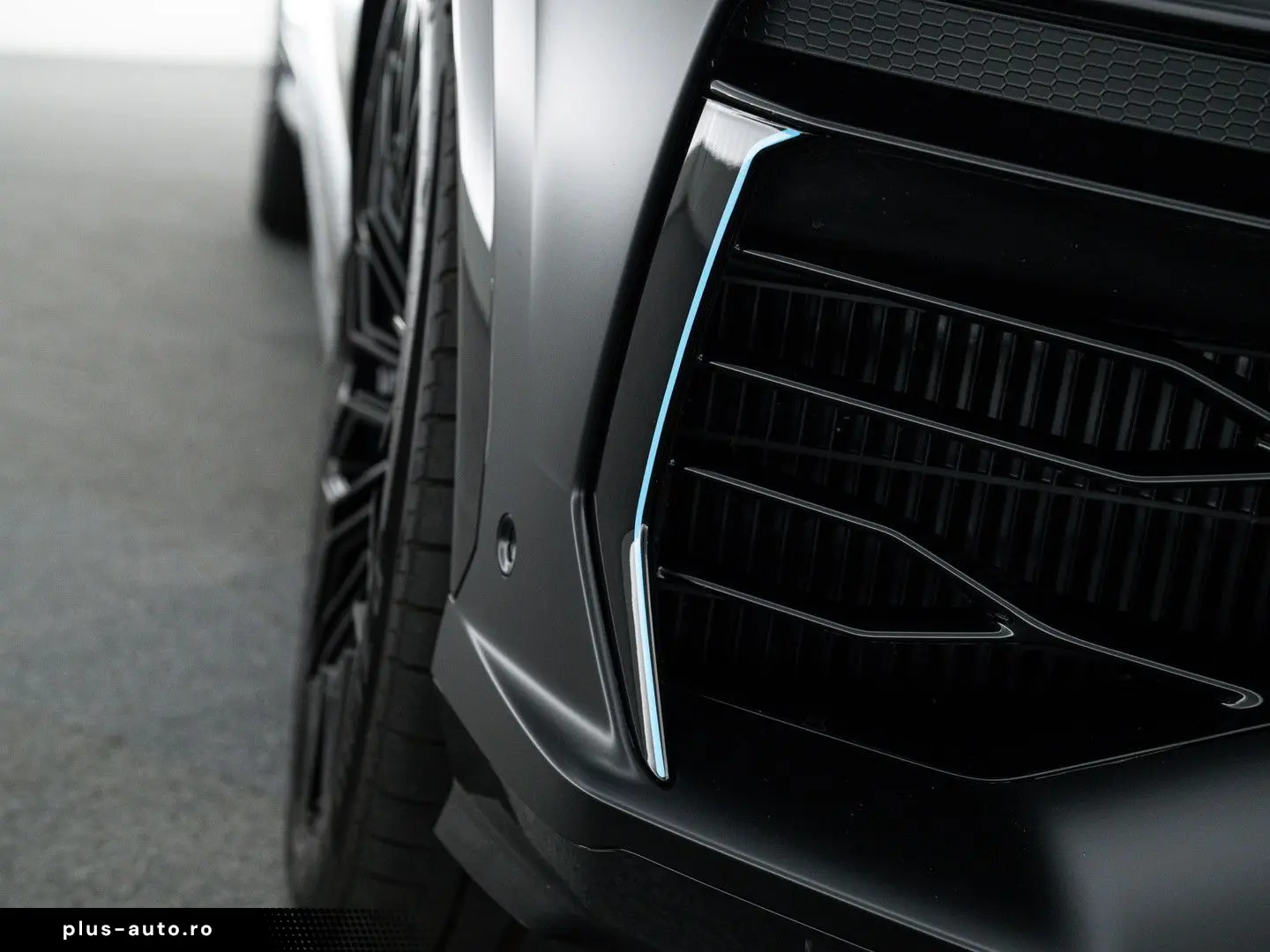 LAMBORGHINI Urus SE MY25   PPF Matt   Akrapovic