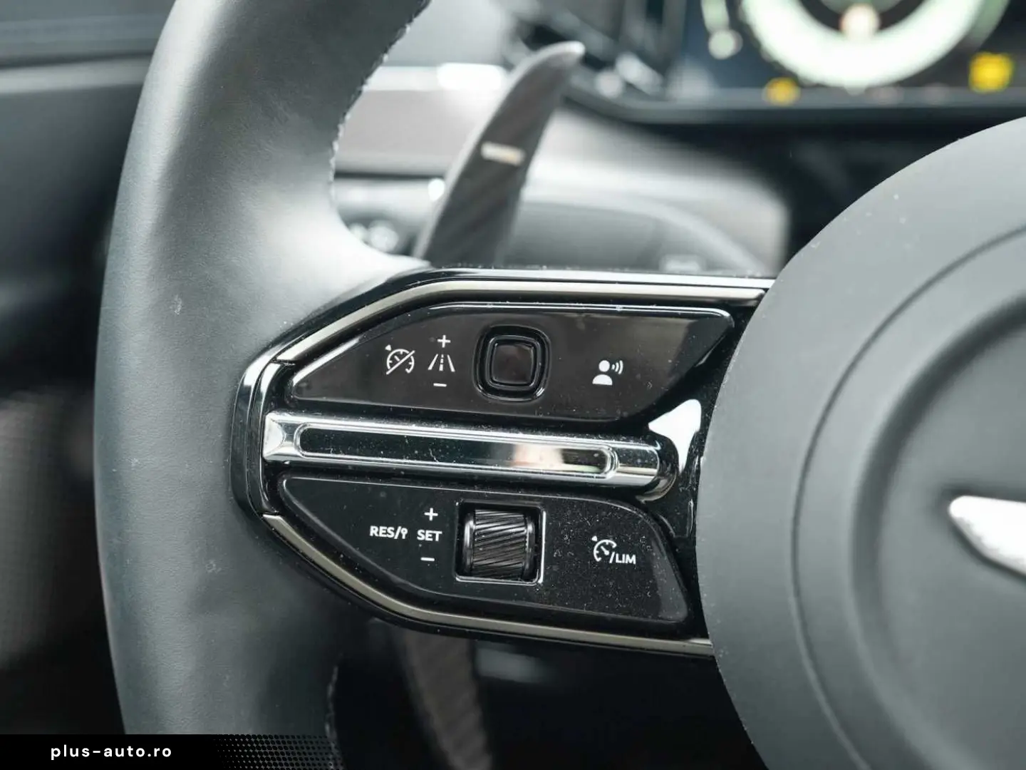 ASTON MARTIN V8 Vantage 2025 — imagine 18