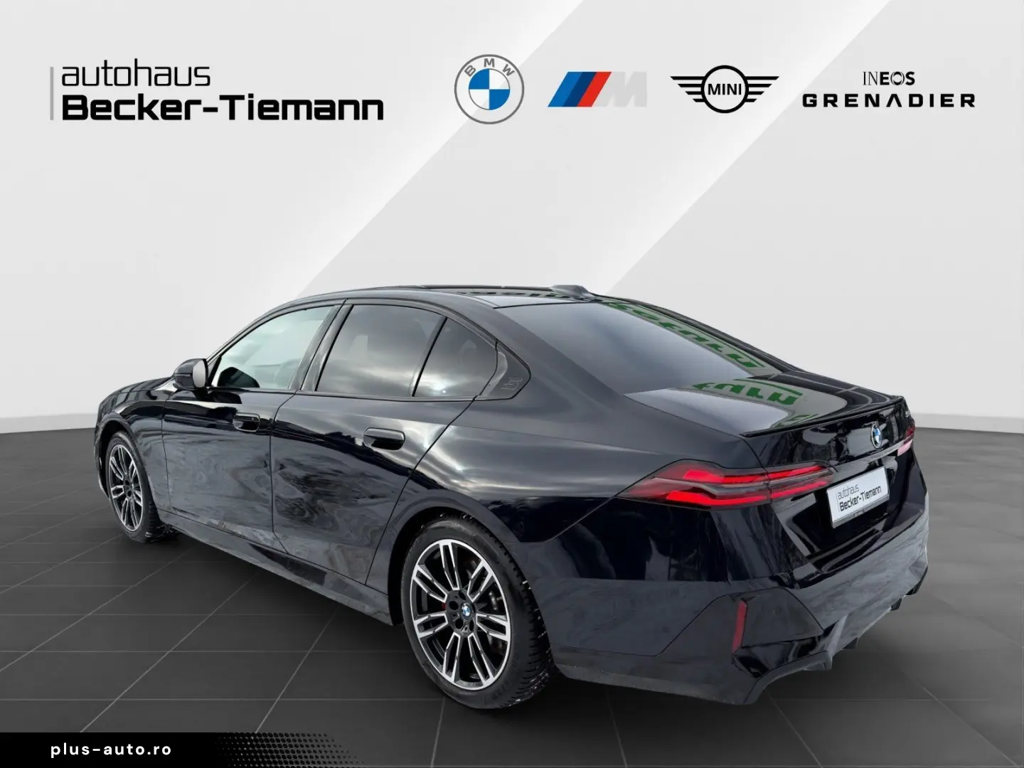 BMW 520d M Sport Pro IconicGlow Driving  Parking