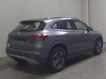 MERCEDES-BENZ GLA 180 d Style Navi LED MBUX T-Leder
