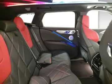 BMW XM Label Gestiksteuerung B&W Surround DAB