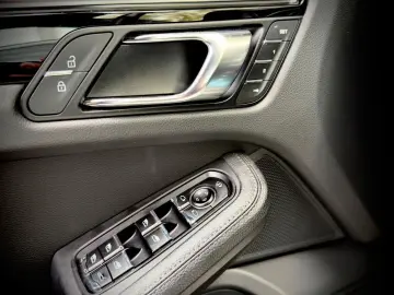 PORSCHE Macan Sport-Chrono Sportabgas Memory Kamera Spur